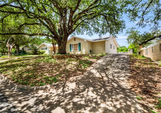 Photo 4 of Single family home for sale at 2641 Woodmont Cir, Waco, TX 76710 | MLS# 21340408 | Listing updated on 2026-07-25