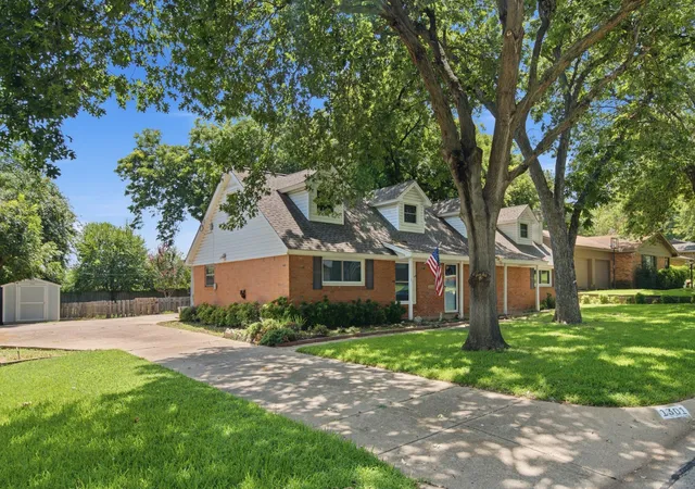 Photo 2 of Single family home for sale at 1301 Colonial Ct, Arlington, TX 76013 | MLS# 21338662 | Listing updated on 2026-08-20