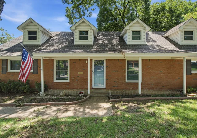 Photo 3 of Single family home for sale at 1301 Colonial Ct, Arlington, TX 76013 | MLS# 21338662 | Listing updated on 2026-08-20