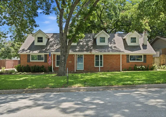 Photo 3 of Single family home for sale at 1301 Colonial Ct, Arlington, TX 76013 | MLS# 21338662 | Listing updated on 2026-08-20