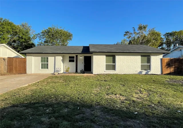 Photo 1 of Sale Pending at 822 Johnnie Row, Seagoville, TX 75159 | MLS# 21319553 | Listing updated on 2026-09-25
