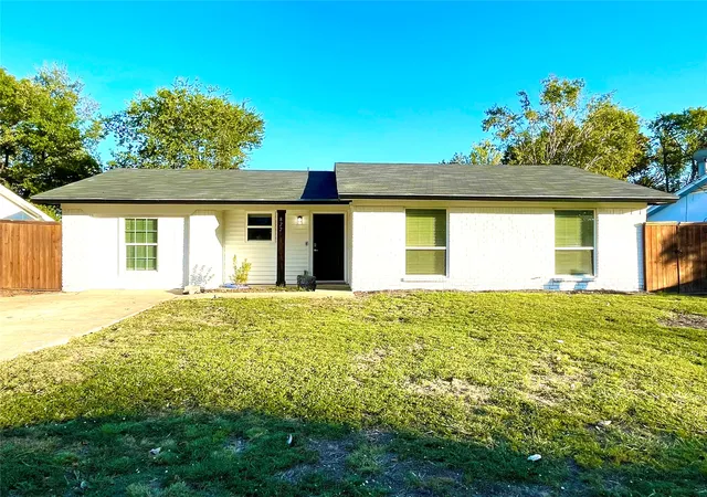 Photo 2 of Sale Pending at 822 Johnnie Row, Seagoville, TX 75159 | MLS# 21319553 | Listing updated on 2026-09-25
