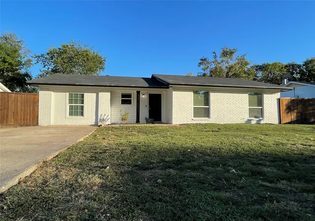Photo 3 of Sale Pending at 822 Johnnie Row, Seagoville, TX 75159 | MLS# 21319553 | Listing updated on 2026-09-25