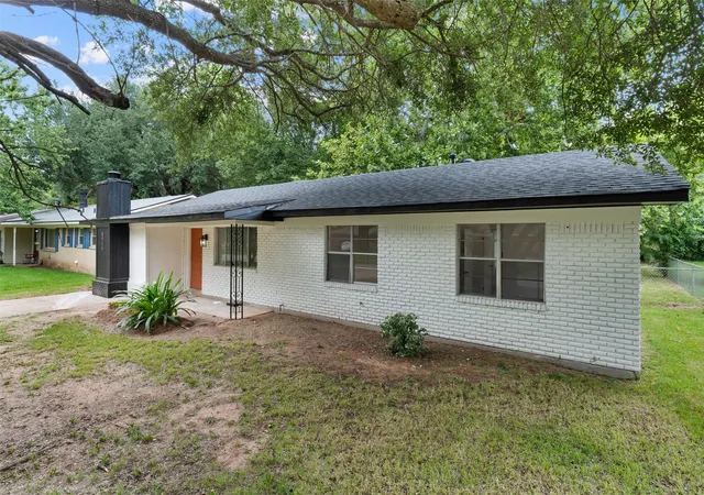 Photo 2 of Sale Pending at 2517 Captain Sawyer Dr, Shreveport, LA 71104 | MLS# 21338288 | Listing updated on 2026-08-20