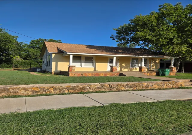 Photo 1 of Single family home for sale at 714 S Commercial Ave, Coleman, TX 76834 | MLS# 21340496 | Listing updated on 2026-07-25