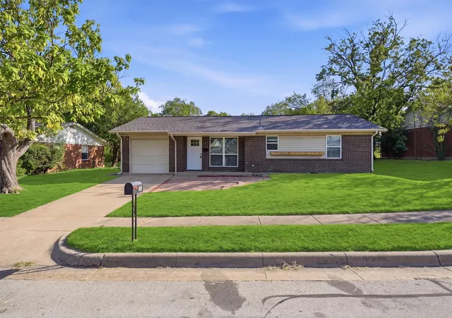 Photo 2 of Sale Pending at 6214 Shadydell Dr, Fort Worth, TX 76135 | MLS# 21340506 | Listing updated on 2026-08-29