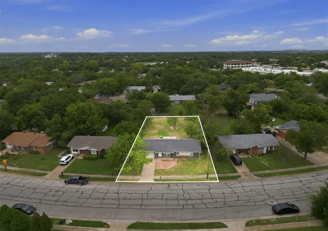 Photo 3 of Sale Pending at 6214 Shadydell Dr, Fort Worth, TX 76135 | MLS# 21340506 | Listing updated on 2026-08-29