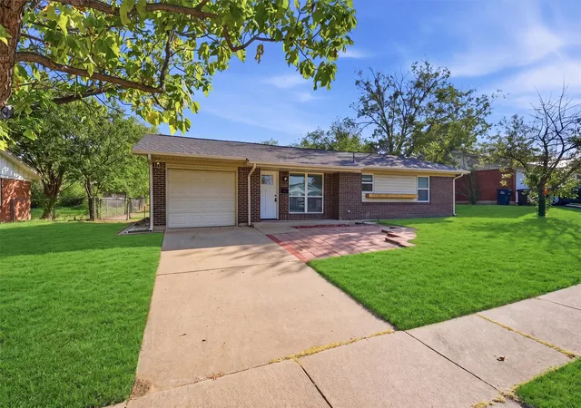 Photo 3 of Sale Pending at 6214 Shadydell Dr, Fort Worth, TX 76135 | MLS# 21340506 | Listing updated on 2026-08-29