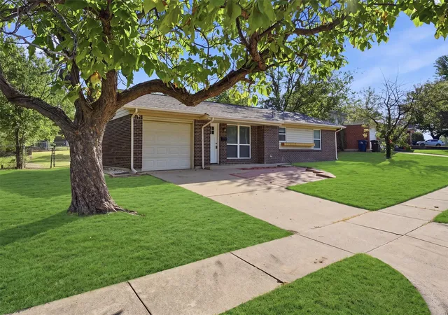 Photo 4 of Sale Pending at 6214 Shadydell Dr, Fort Worth, TX 76135 | MLS# 21340506 | Listing updated on 2026-08-29