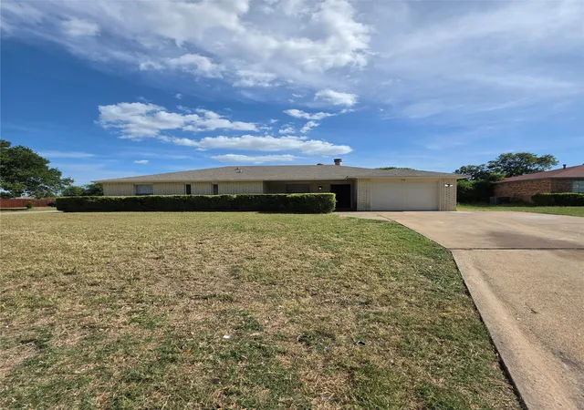 Photo 2 of Sale Pending at 216 Tejas Dr, Glenn Heights, TX 75154 | MLS# 21340540 | Listing updated on 2026-08-27