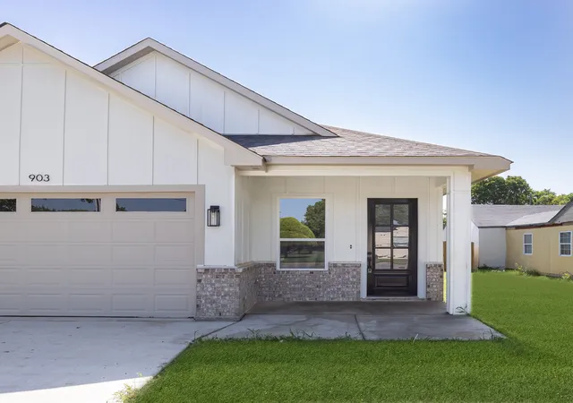 Photo 2 of Sale Pending at 903 S Ayers Ave, Fort Worth, TX 76103 | MLS# 21340499 | Listing updated on 2026-08-07