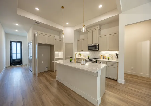 Photo 3 of Sale Pending at 903 S Ayers Ave, Fort Worth, TX 76103 | MLS# 21340499 | Listing updated on 2026-08-07