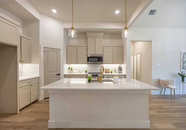 Photo 4 of Sale Pending at 903 S Ayers Ave, Fort Worth, TX 76103 | MLS# 21340499 | Listing updated on 2026-08-07