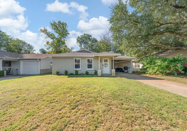 2nd image of 809 Phillips St, Cleburne, TX 76033 | MLS# 21340421