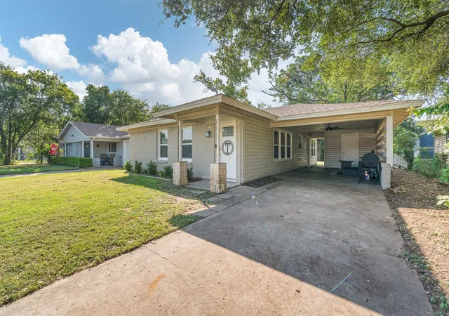 3rd image of 809 Phillips St, Cleburne, TX 76033 | MLS# 21340421