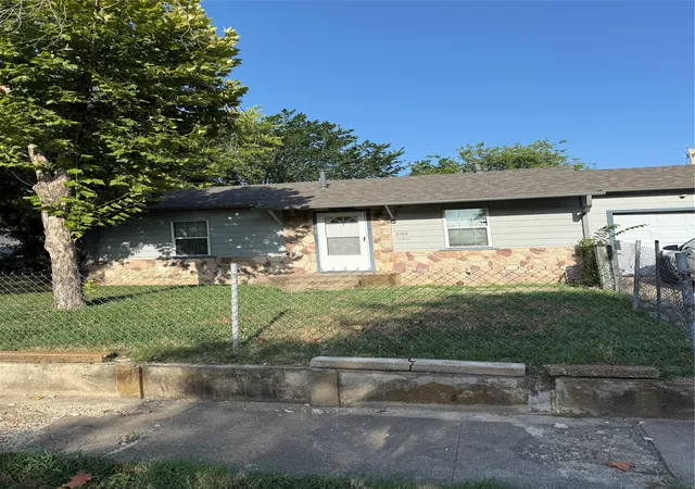 2nd image of 3204 Canberra Ct, Fort Worth, TX 76105 | MLS# 21336117