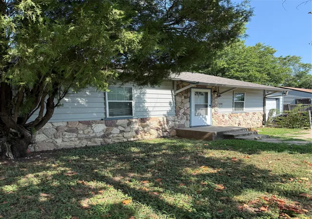 3rd image of 3204 Canberra Ct, Fort Worth, TX 76105 | MLS# 21336117