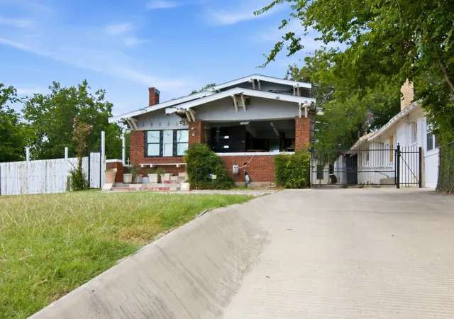 Photo 1 of Single family home for sale at 2929 E Lancaster Ave, Fort Worth, TX 76103 | MLS# 21339092 | Listing updated on 2026-08-24