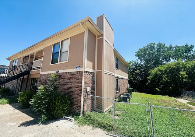Photo 3 of Multi family home for sale at 8109 Foxfire Ln, Fort Worth, TX 76108 | MLS# 21340369 | Listing updated on 2026-08-31