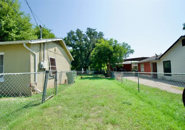 Photo 3 of Single family home for sale at 2015 N 12th St, Waco, TX 76708 | MLS# 21340612 | Listing updated on 2026-07-25