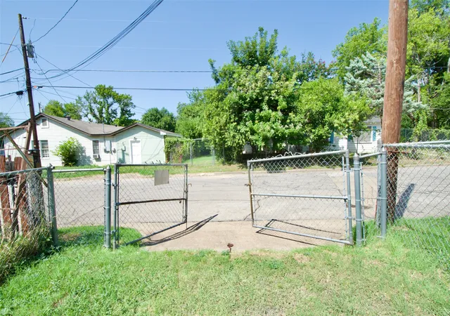 Photo 3 of Single family home for sale at 2015 N 12Th St, Waco, TX 76708 | MLS# 21340612 | Listing updated on 2026-10-05