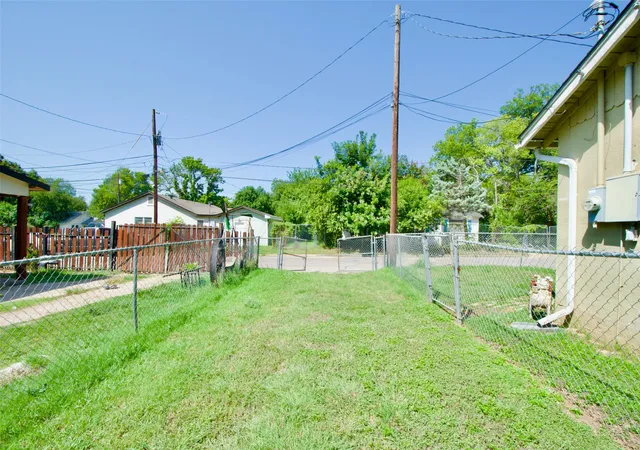 Photo 4 of Single family home for sale at 2015 N 12Th St, Waco, TX 76708 | MLS# 21340612 | Listing updated on 2026-10-05