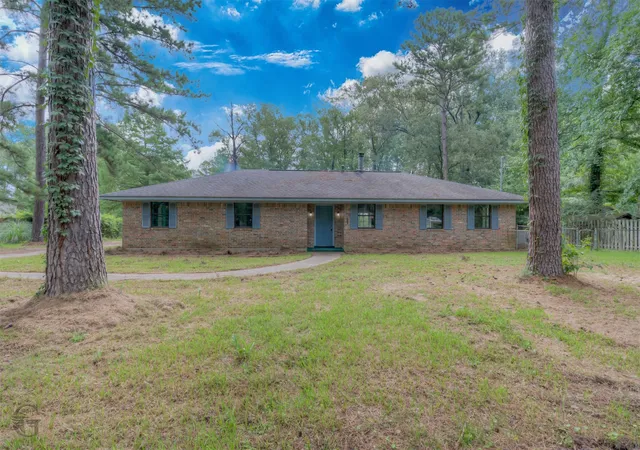 Photo 2 of Sale Pending at 220 E Cloverleaf Dr, Haughton, LA 71037 | MLS# 21340578 | Listing updated on 2026-08-13