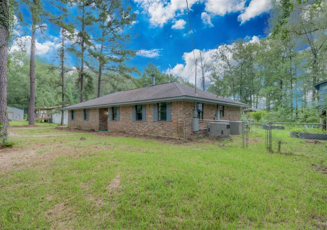 Photo 3 of Sale Pending at 220 E Cloverleaf Dr, Haughton, LA 71037 | MLS# 21340578 | Listing updated on 2026-08-13