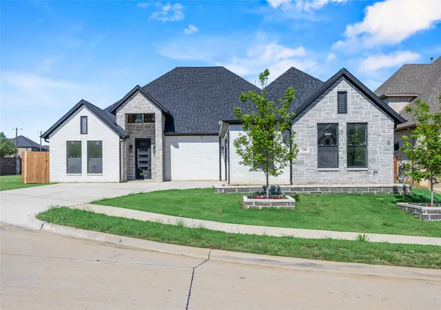 Photo 1 of Single family home for sale at 7203 Harris Pl, Arlington, TX 76001 | MLS# 21340686 | Listing updated on 2026-08-25