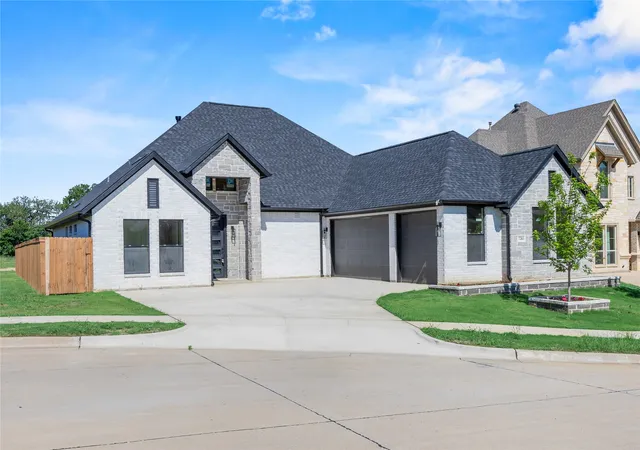 Photo 2 of Single family home for sale at 7203 Harris Pl, Arlington, TX 76001 | MLS# 21340686 | Listing updated on 2026-08-25