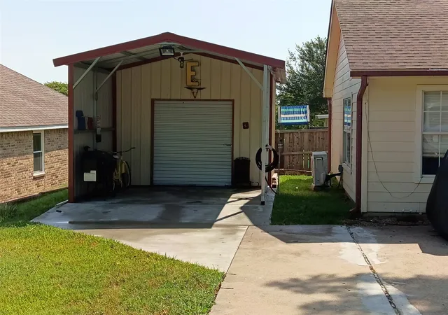 Photo 18 of Single family home for sale at 301 E Mimosa St, Crandall, TX 75114 | MLS# 21340266 | Listing updated on 2026-10-08