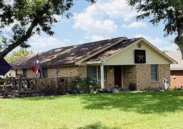 Photo 1 of Single family home for sale at 301 E Mimosa St, Crandall, TX 75114 | MLS# 21340266 | Listing updated on 2026-10-08