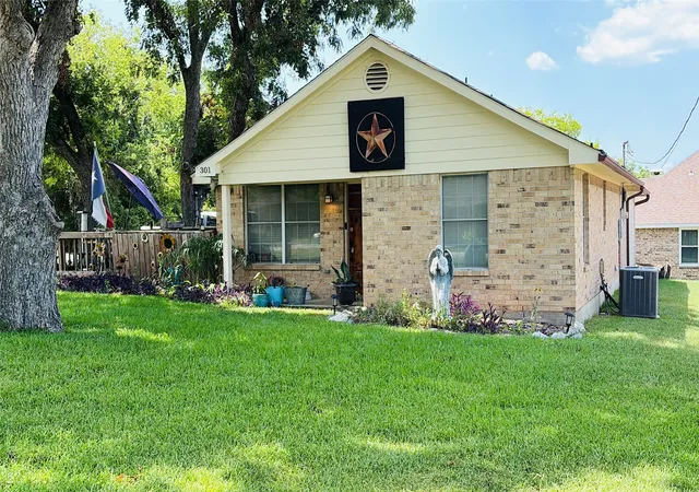Photo 2 of Single family home for sale at 301 E Mimosa St, Crandall, TX 75114 | MLS# 21340266 | Listing updated on 2026-10-08