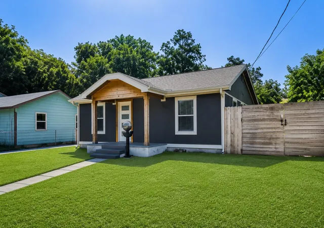 Photo 2 of Single family home for sale at 3522 Kenilworth St, Dallas, TX 75210 | MLS# 21334342 | Listing updated on 2026-08-21