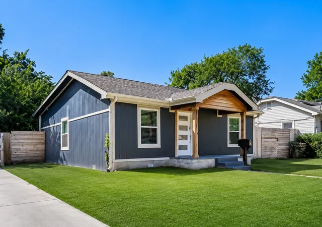 Photo 3 of Single family home for sale at 3522 Kenilworth St, Dallas, TX 75210 | MLS# 21334342 | Listing updated on 2026-08-21