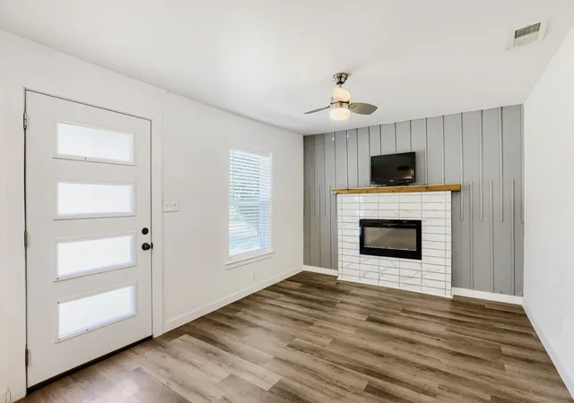 Photo 3 of Single family home for sale at 3522 Kenilworth St, Dallas, TX 75210 | MLS# 21334342 | Listing updated on 2026-08-21
