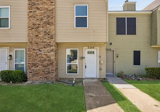 Townhouse for sale at 2244 Aspen Dr, Dallas, TX 75227 | MLS# 21335215