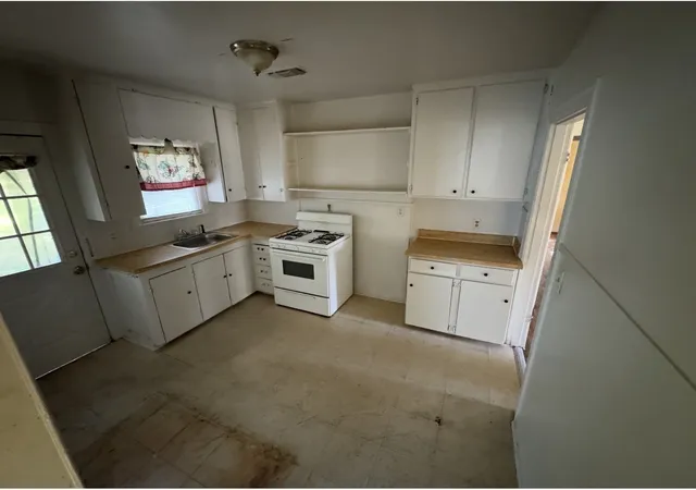 Photo 2 of Single family home for sale at 804 W Bridge St, Weatherford, TX 76086 | MLS# 21340749 | Listing updated on 2026-07-25