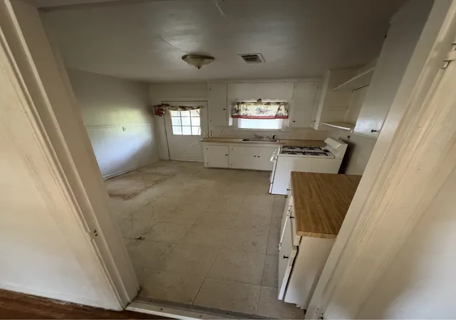 Photo 3 of Single family home for sale at 804 W Bridge St, Weatherford, TX 76086 | MLS# 21340749 | Listing updated on 2026-07-25