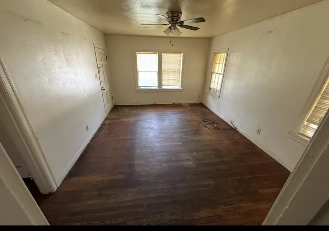 Photo 4 of Single family home for sale at 804 W Bridge St, Weatherford, TX 76086 | MLS# 21340749 | Listing updated on 2026-07-25
