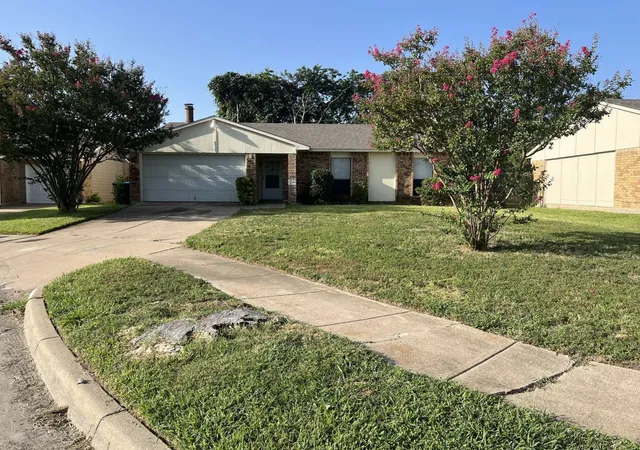 Photo 2 of Single family home for sale at 6932 Misty Glen Ct, Fort Worth, TX 76120 | MLS# 21340781 | Listing updated on 2026-07-25
