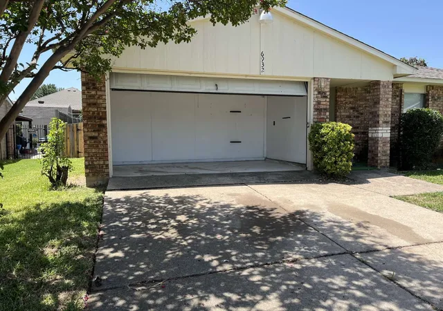 Photo 3 of Single family home for sale at 6932 Misty Glen Ct, Fort Worth, TX 76120 | MLS# 21340781 | Listing updated on 2026-07-25