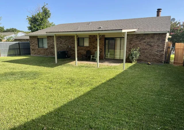 Photo 3 of Single family home for sale at 6932 Misty Glen Ct, Fort Worth, TX 76120 | MLS# 21340781 | Listing updated on 2026-07-25