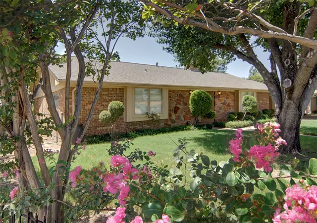 Photo 2 of Single family home for sale at 1706 Goodwin Dr, Mineral Wells, TX 76067 | MLS# 21340176 | Listing updated on 2026-09-20