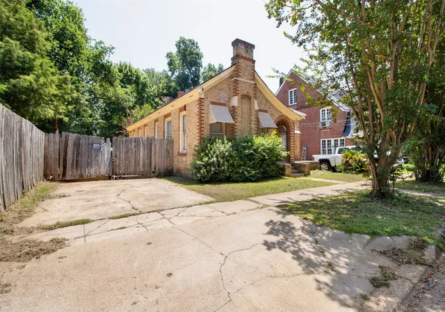 Photo 3 of Single family home for sale at 106 N College St, Marshall, TX 75670 | MLS# 21339623 | Listing updated on 2026-10-07