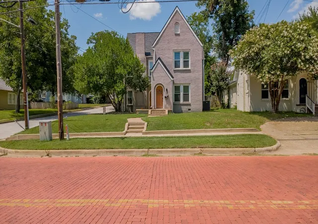 Photo 2 of Multi family home for sale at 831 W Houston St, Tyler, TX 75702 | MLS# 21333033 | Listing updated on 2026-08-24