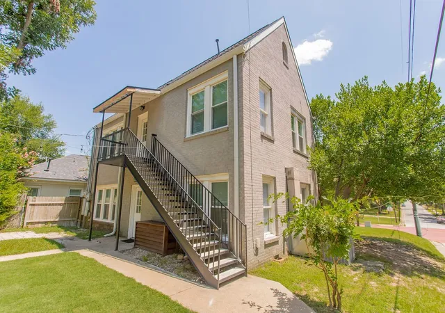 Photo 3 of Multi family home for sale at 831 W Houston St, Tyler, TX 75702 | MLS# 21333033 | Listing updated on 2026-08-24