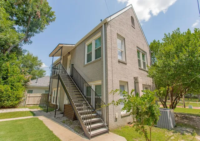 Photo 3 of House for sale at 831 W Houston St, Tyler, TX 75702 | MLS# 21333033 | Listing updated on 2026-08-24