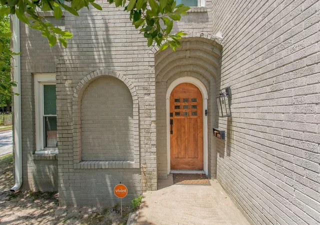 Photo 4 of House for sale at 831 W Houston St, Tyler, TX 75702 | MLS# 21333033 | Listing updated on 2026-08-24