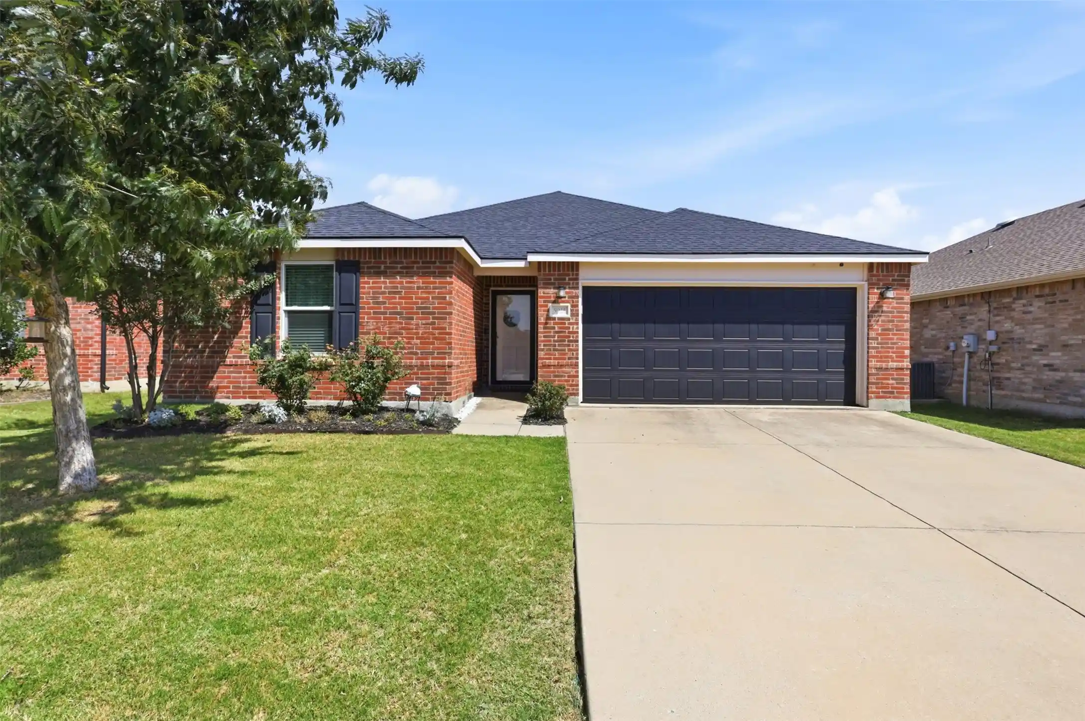 Photo 1 of Sale Pending at 5925 Mountain Bluff Dr, Fort Worth, TX 76179 | MLS# 21338322 | Listing updated on 2026-10-23